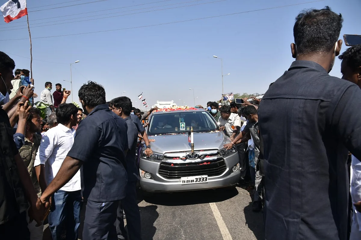 Live Updates: பெங்களுரு டு சென்னை... 23 மணி நேரப் பயணம்! - சென்னை திரும்பினார் சசிகலா