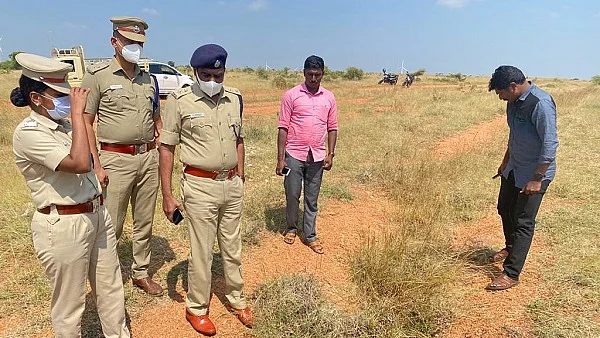 கொலை நடந்த இடத்தில் காவல்துறையினர்