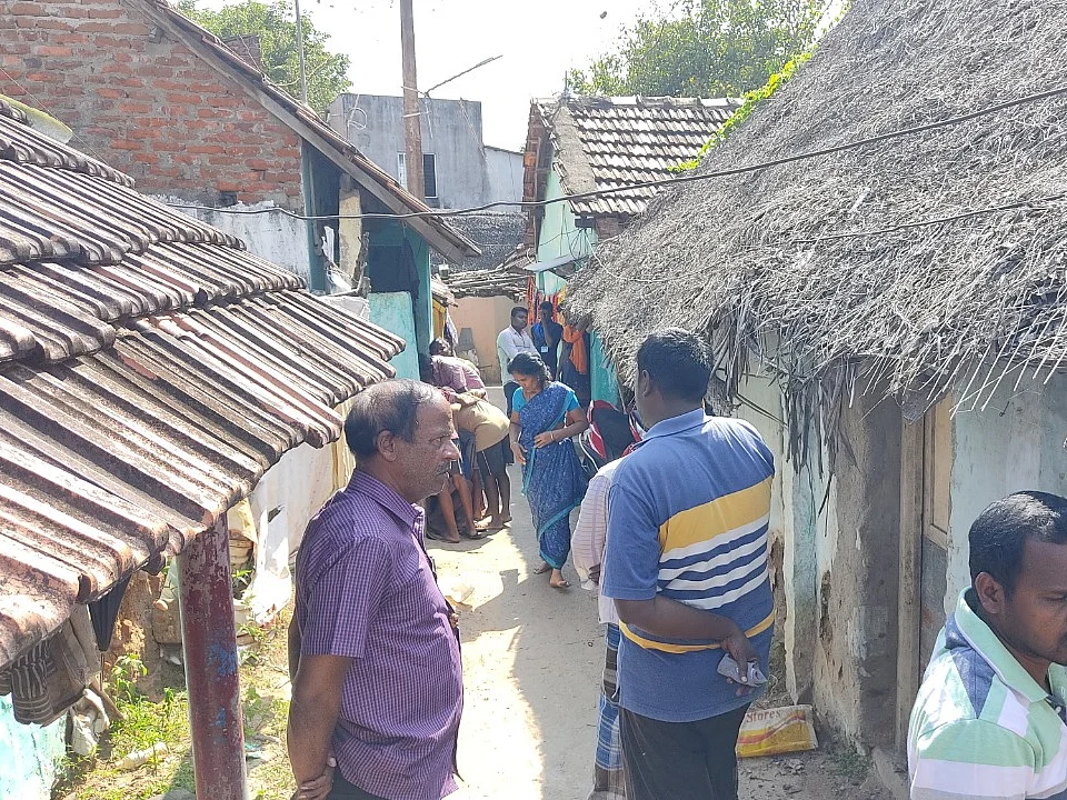 இரட்டை பச்சிளம் குழந்தைகள்; தூக்கிச் சென்ற குரங்குகள்! - தஞ்சையை பதறவைத்த குழந்தையின் மரணம்