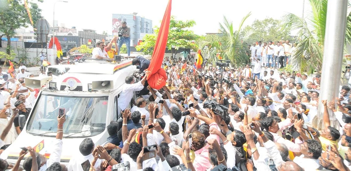 கொடியேற்றும் விஜயகாந்த்