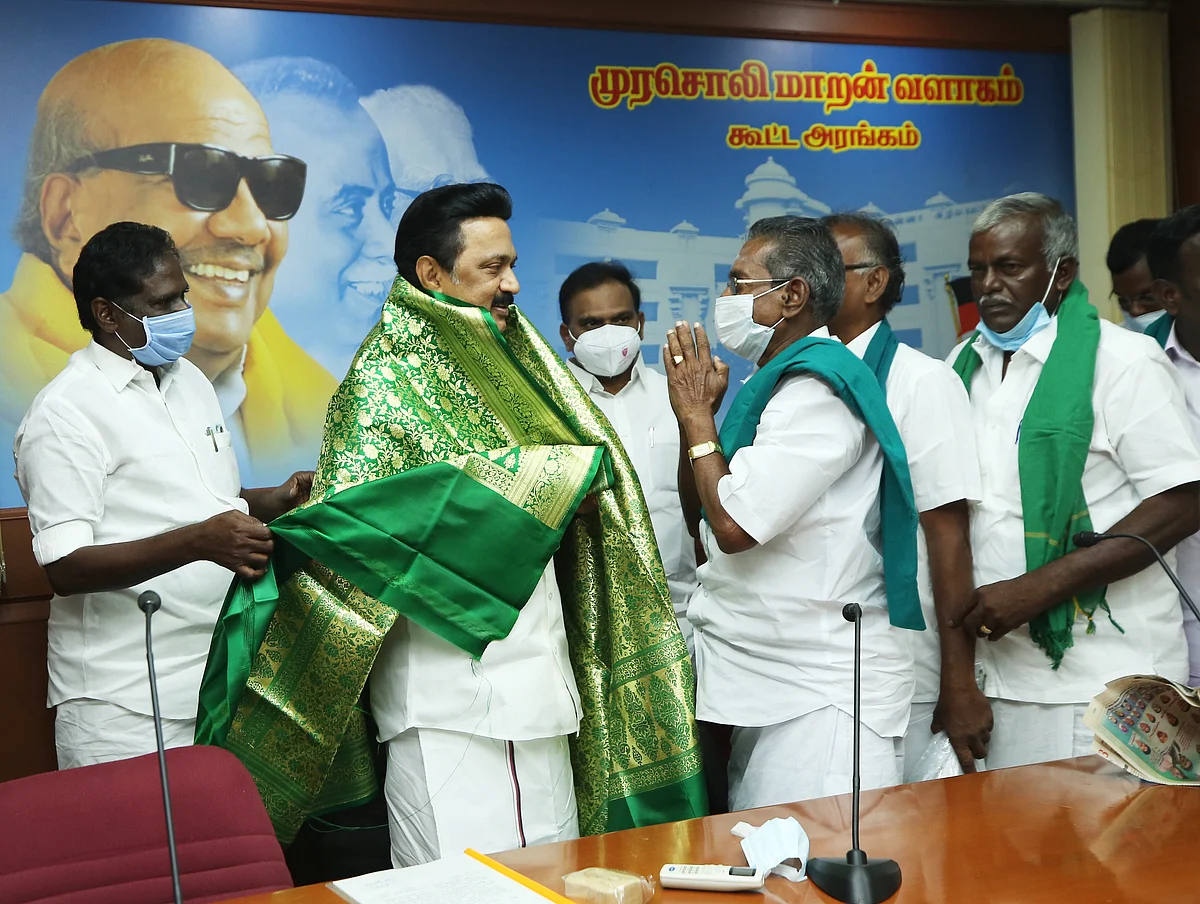 விவசாய கடன் தள்ளுபடி: `காரணம் யார்... எடப்பாடியா, ஸ்டாலினா?' - விவசாய சங்கங்களின் அரசியல் கலாட்டா