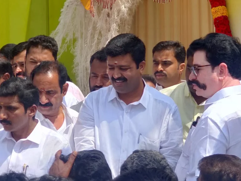 ஆளுங்கட்சி நிர்வாகிகள்