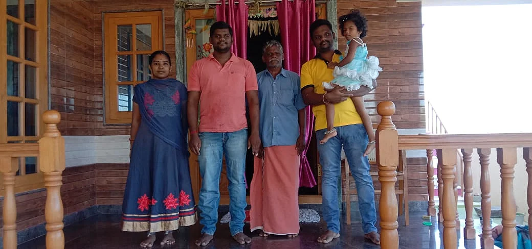 வீட்டின் முன்பு சகோதரர்கள்