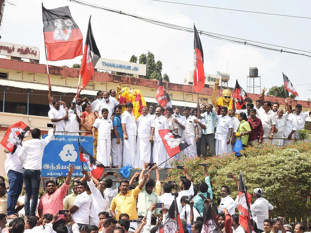தஞ்சையில் அ.ம.மு.க கொடியைக் கழற்றி வீசிய அ.தி.மு.க-வினர் - ஜெயலலிதா பிறந்தநாள் விழாவில் மோதல்!