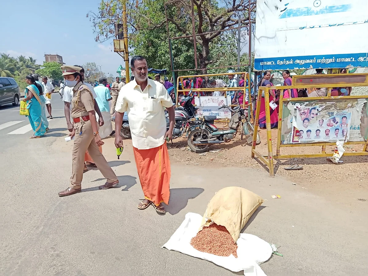 தேனி: முளைக்காத நிலக்கடலை விதைகள்... கலெக்டர் அலுவலக வாசலில் கொட்டிய விவசாயி!