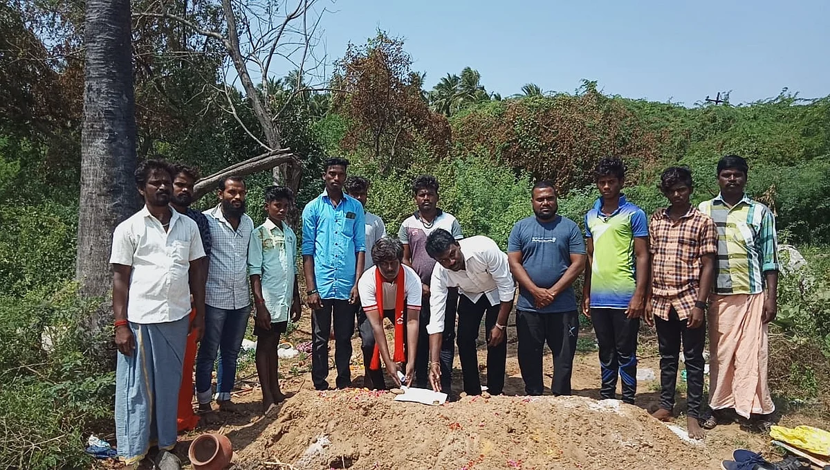 கல்லறையில் மனு கொடுக்கும் இளைஞர்கள்