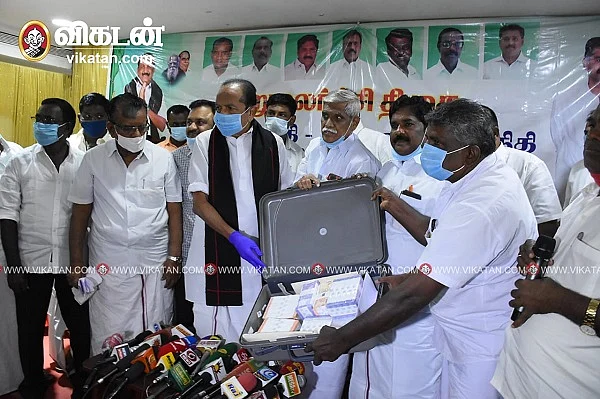 நிதி வழங்கும் மாவட்டச் செயலாளர்கள்