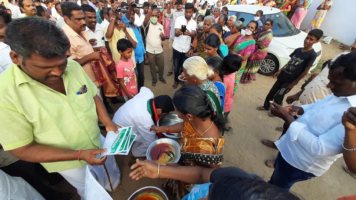 பெண்களின் காலில் விழும் செந்தில் பாலாஜி