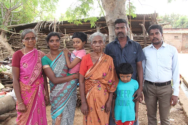 தேக்கம்பட்டி சுந்தர்ராஜன் குடும்பத்தினர்