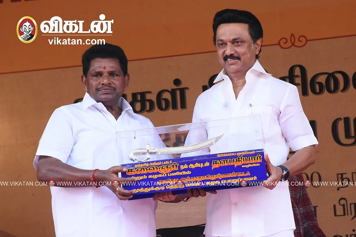 ஸ்டாலினுக்கு வெள்ளி வாள் நினைவுப்பரிசு வழங்கிய அனிதா ராதா கிருஷ்ணன்