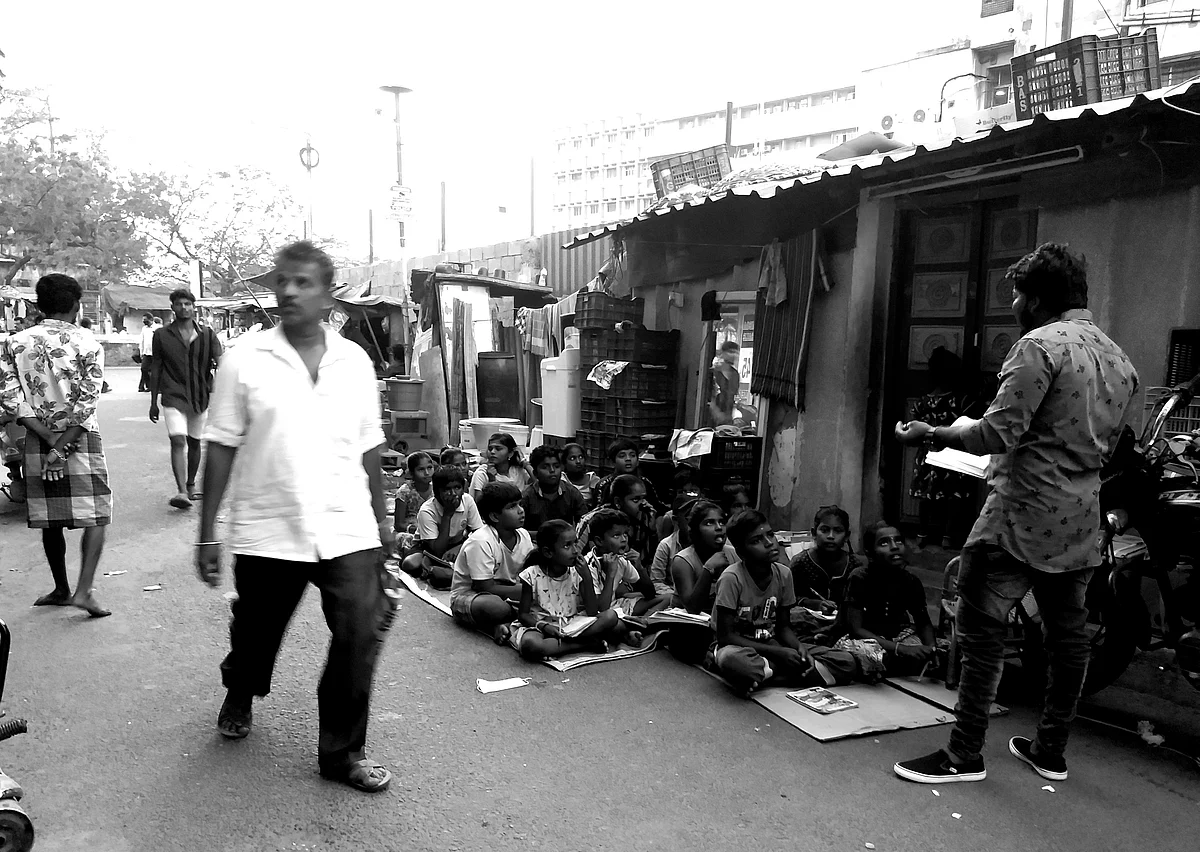 மாணவர்களுக்கு வகுப்பெடுக்கும் சாலமன்...