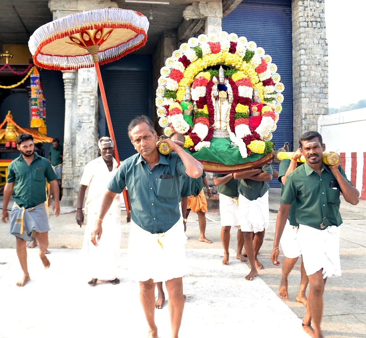 வள்ளி தெய்வாணையுடன் உற்சவர் முருகப்பெருமான்