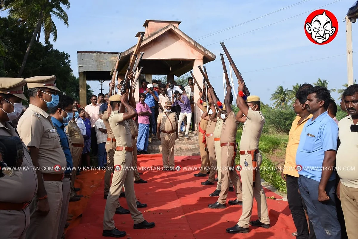 30 குண்டுகள் முழங்க நடந்த இறுதி அஞ்சலி