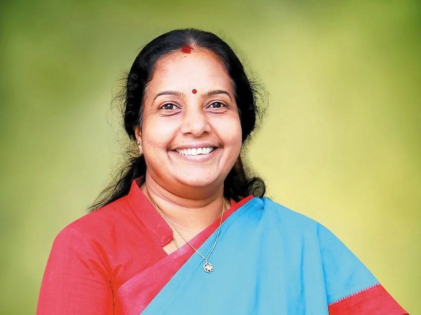 அ.தி.மு.க-வை வீழ்த்த அ.ம.மு.க-வை பயன்படுத்துகிறதா பா.ஜ.க? - வானதி ஸ்ரீநிவாசன் கூறுவது என்ன?