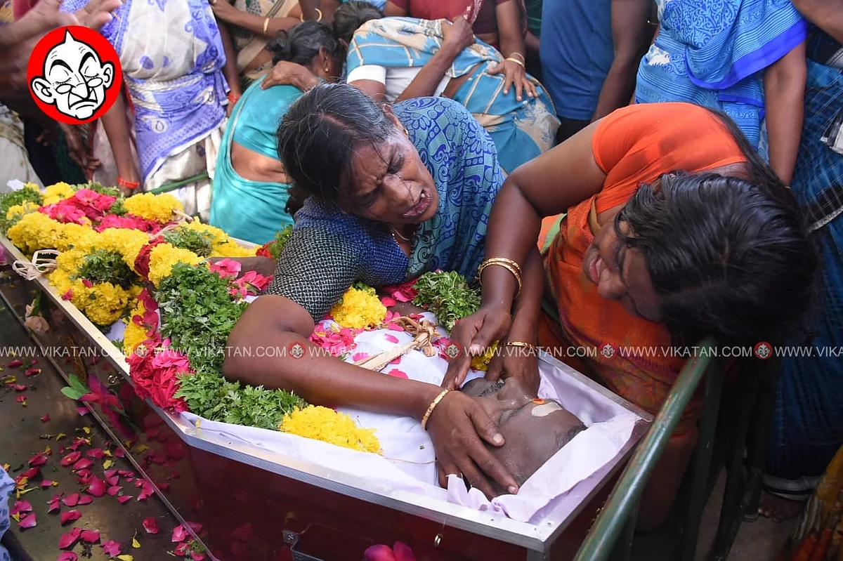 கதறி அழும் மனைவி பேச்சியம்மாள், மகள் ஜெயதுர்க்கா வேணி