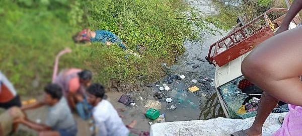 ஓடையில் கவிழ்ந்த வாகனம்