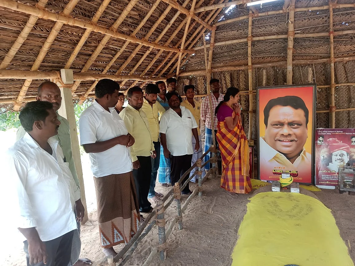 காடுவெட்டி குரு சமாதியில்
