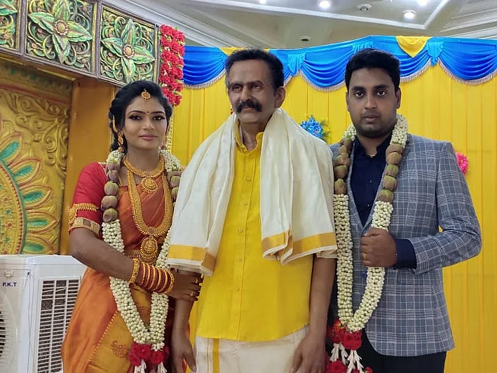 ``உறைந்து நின்ற அம்மா, கட்டி கலங்கிய தங்கை..!" - அப்பாவின் `வைரல்' சிலை பற்றி புவனேஸ்வரி