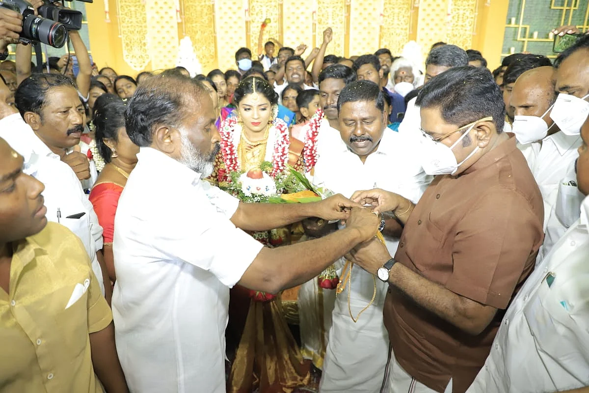 திருமண நிகழ்ச்சியில் தினகரன்