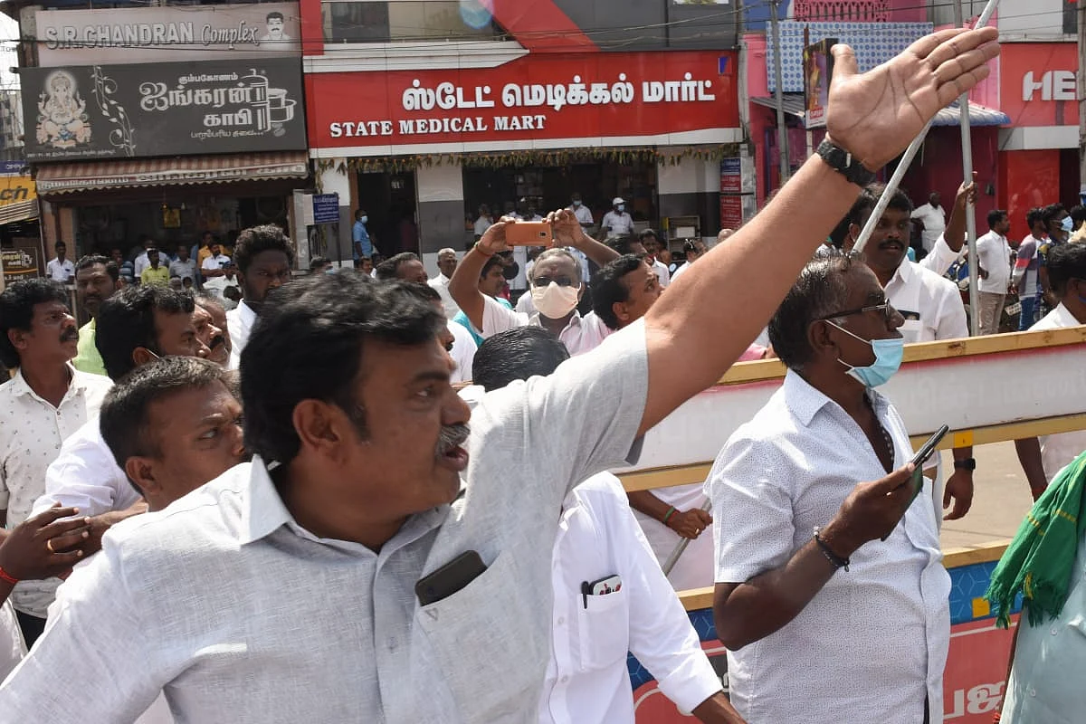 வாக்குவாதத்தில் ஈடுபட்ட அ.ம.மு.க நிர்வாகி