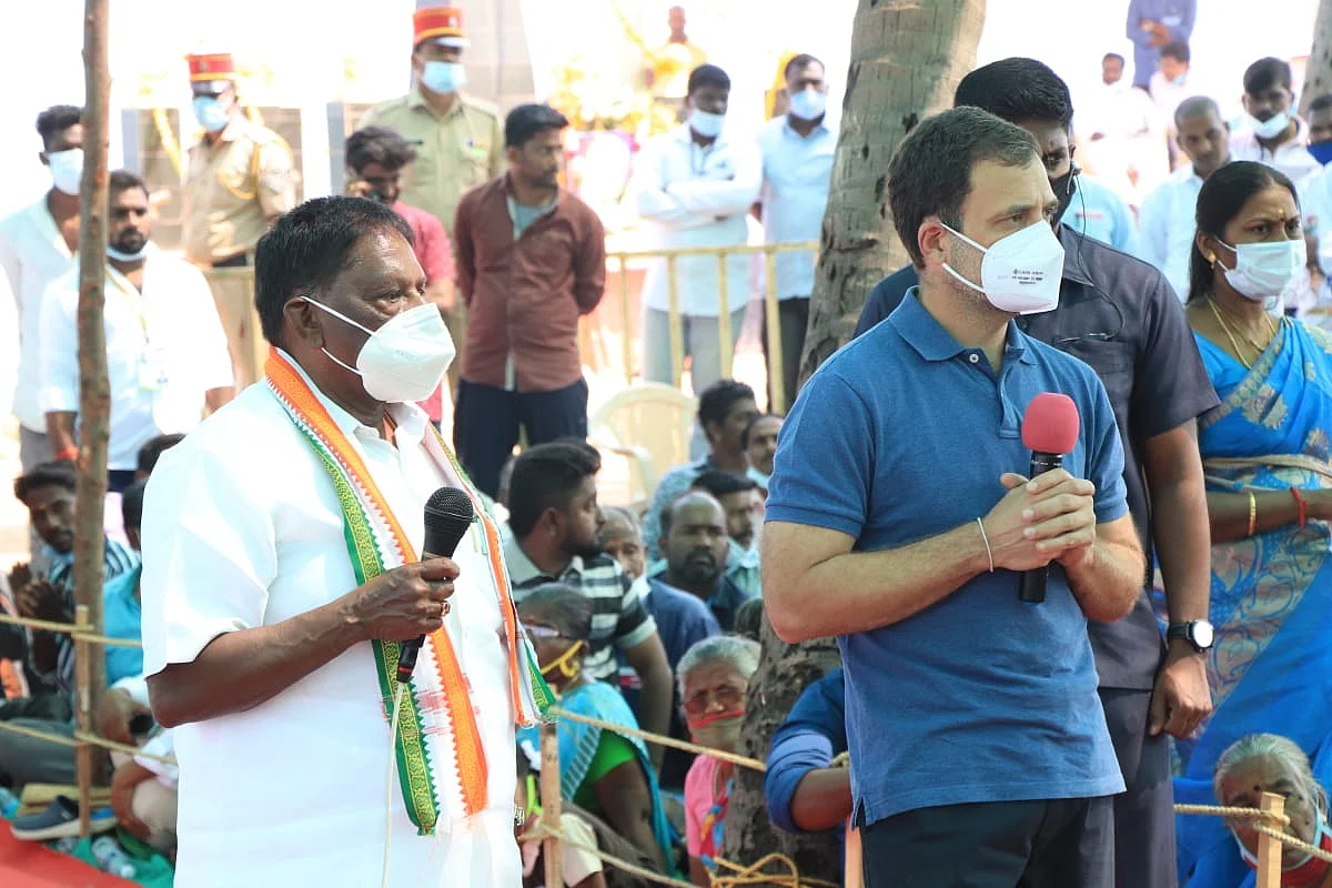 ராகுல் காந்திக்கு மொழிபெயர்த்து உதவும் முதல்வர் நாராயணசாமி