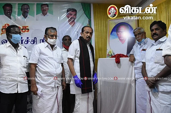 கவிஞர் குடியரசு படத்துக்கு மரியாதை செலுத்தும்ம் வைகோ