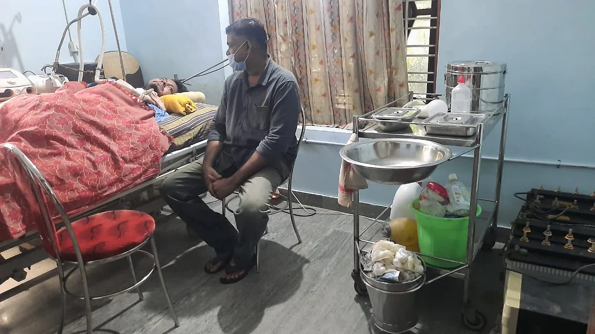 தம்பி லிஜோவை அருகில் இருந்து கவனிக்கும் விபின்