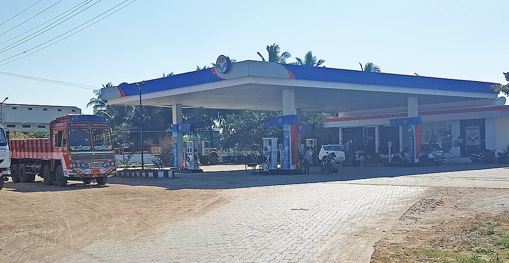 அமைச்சருக்கு சொந்தமான பெட்ரோல் பங்க்