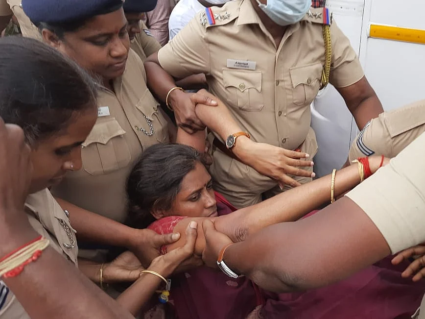 கரூர் காந்தி சிலை அகற்றம்: போராடிய ஜோதிமணி; தரதரவென இழுத்து கைதுசெய்த போலீஸ்!