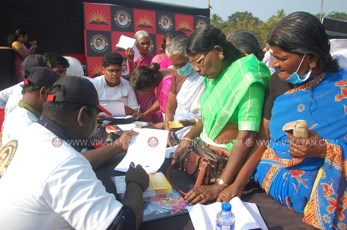 மனு கொடுக்க திரண்ட மக்கள்