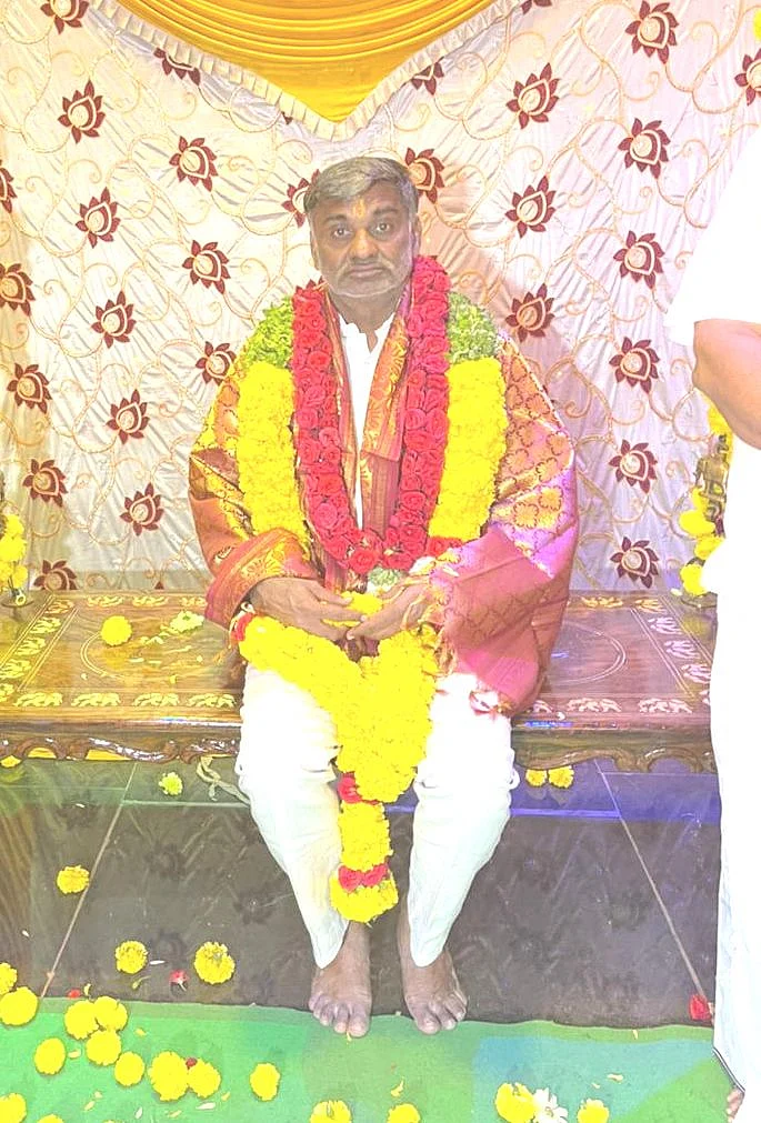 சிறப்பு அலங்காரத்தில் வீரமணி