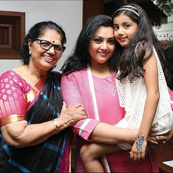 அம்மா, மகளுடன் மீனா...