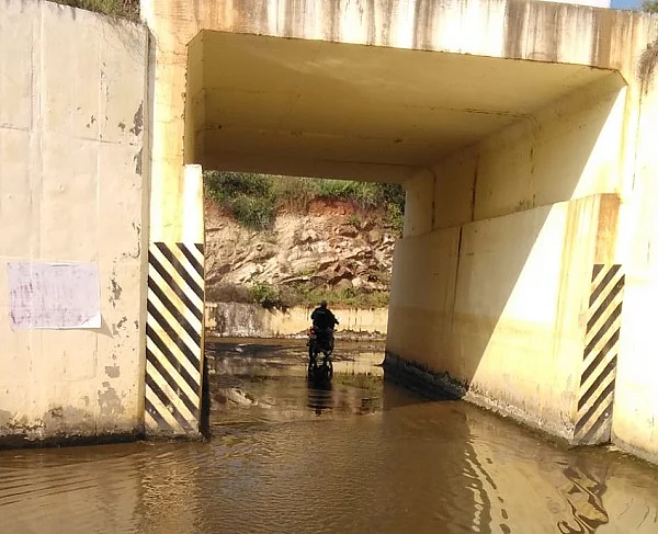 தண்ணீர் தேங்கிய சுரங்கப்பாதை