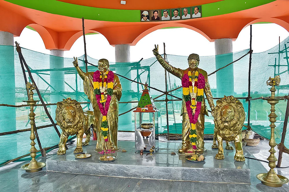 மந்திரி தந்திரி: ஆர்.பி.உதயகுமார்