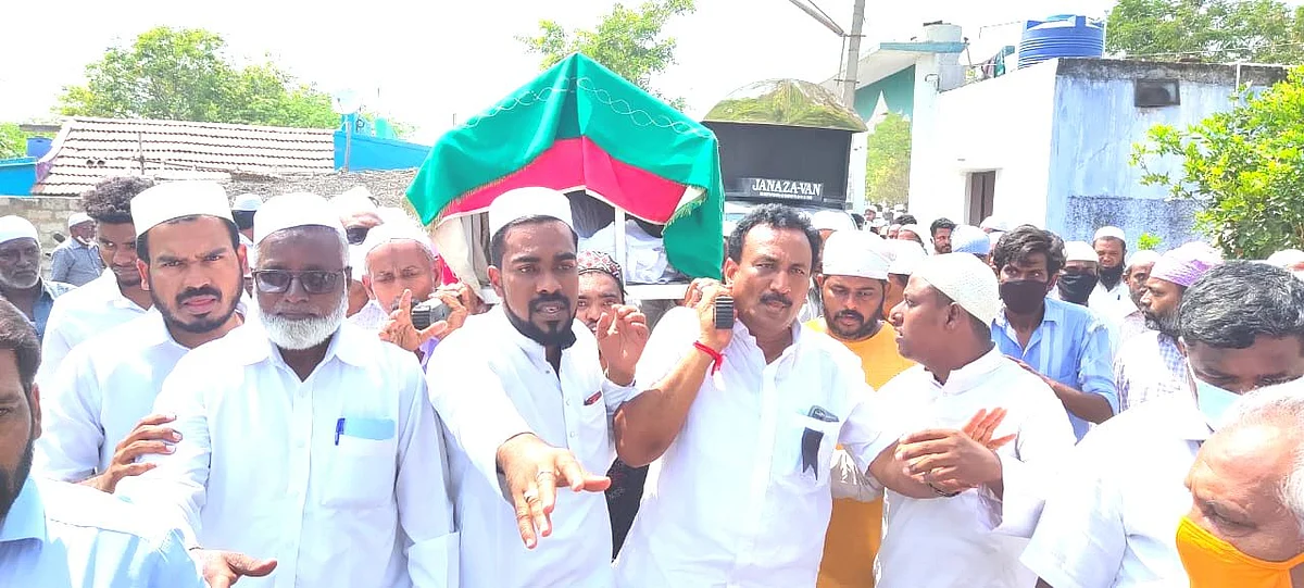 உடலைச் சுமந்து செல்லும் எஸ்.எம்.சுகுமார்