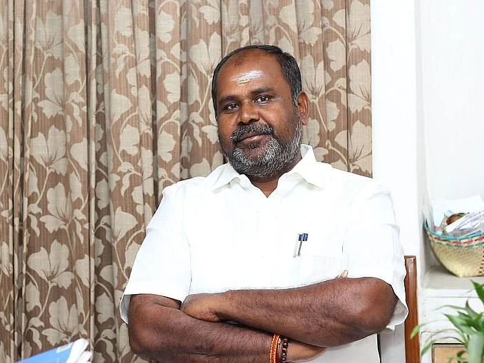 ஒவ்வொரு வீட்டிலும் பரிசு பொருள் - ஆர்.பி.உதயகுமாரின் திருமங்கலம் ஃபார்முலா வெல்லுமா?
