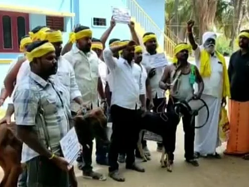தேனி: வேட்பாளர்களுக்கு கறுப்புக் கொடி; அதிமுக வாக்கு வங்கியை உடைக்குமா சீர்மரபினர் நலச்சங்கம்?
