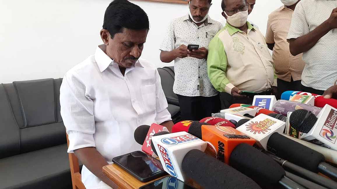 பேட்டியளிக்கும் கரூர் சின்னசாமி