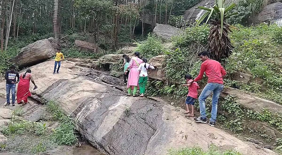 வழுக்கும் பாறைகள் கவனம்