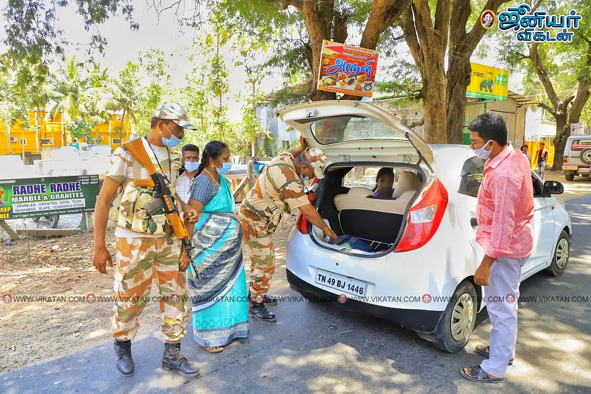 வாகனங்களை சோதனை செய்யும் அதிகாரிகள்