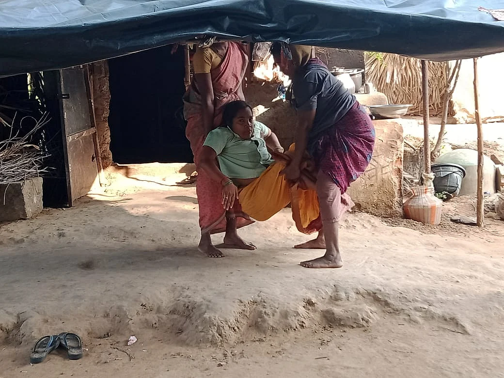 `வீட்டுக்குப் பக்கத்திலேயே கழிப்பறை, சொந்தமா மளிகைக் கடை!'- மாற்றுத்திறனாளியை நெகிழவைத்த இளைஞர்கள்