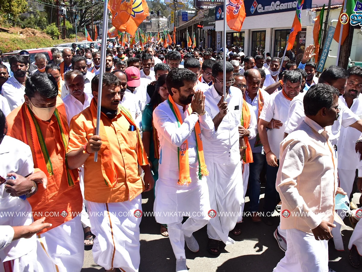 நீலகிரி: இலவச தையல் மெஷின்; டோக்கன் வழங்கிய பா.ஜ.க; பறிமுதல் செய்த தேர்தல் அதிகாரிகள்