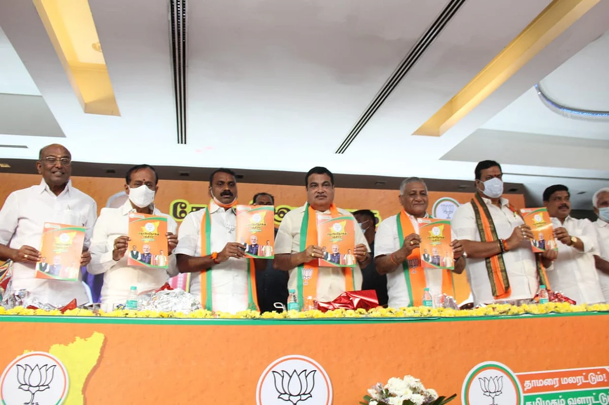 தேர்தல் அறிக்கையை வெளியிடும் நிதின் கட்கரி