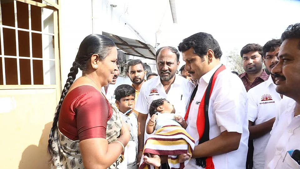 குழந்தையைக் கொஞ்சும் செந்தில் பாலாஜி