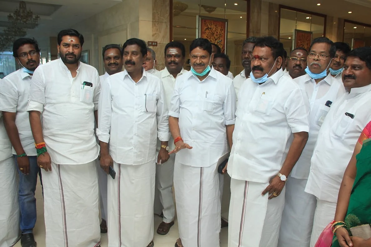 அ.தி.மு.க எம்.எல்.ஏக்களுடன் தமிழக அமைச்சர் எம்.சி.சம்பத்