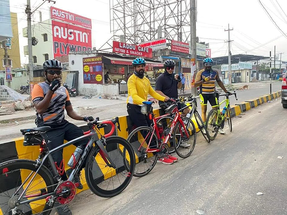 நண்பர்களுடன் அஜித்குமார்