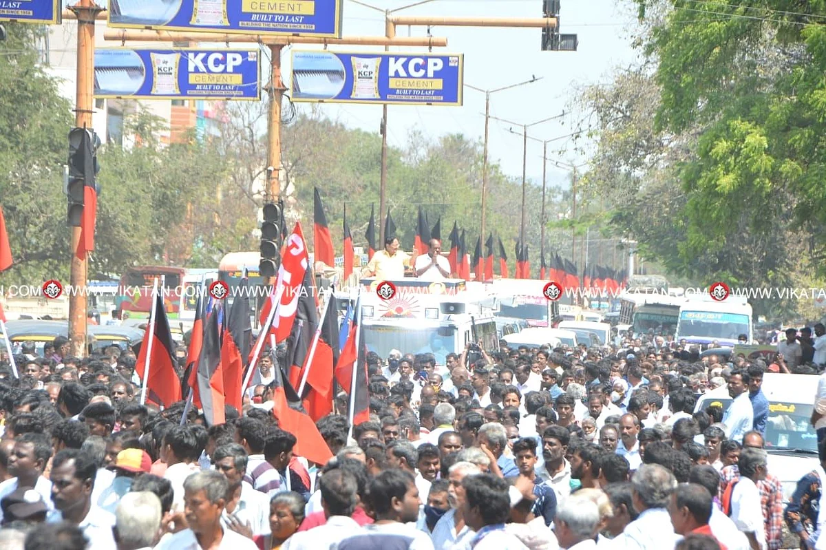 தொண்டர்கள் புடைச்சூழ வந்த துரைமுருகன்