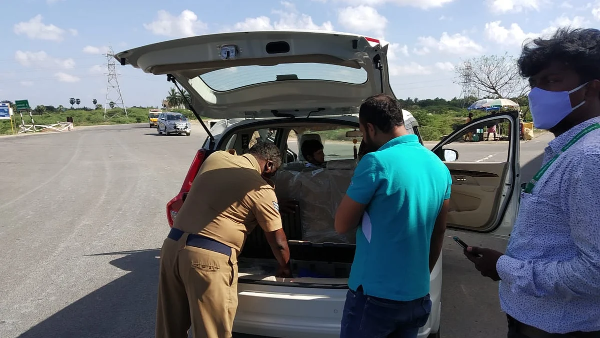 வாகனங்களை சோதனை செய்யும் அதிகாரிகள்