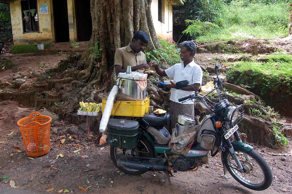 எண்ட்ரன்ஸில் கப்பக்கிழங்கு சுக்குக் காபி செம காம்பினேஷன்
