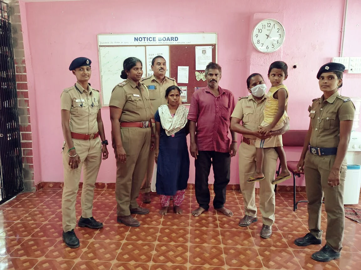 குழந்தை பழனியுடன் போலீஸார்